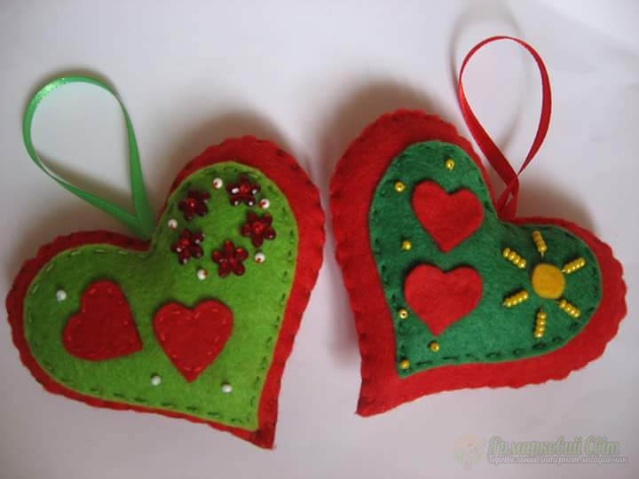 <div style=margin-left:10px><h1>Фетрові валентинки-сердечки</h1><p><a href="/catalog/ukrasheniya/">Прикраси</a> » <a href="/catalog/ukrasheniya/igrushki/">Iграшки</a></p><i class="fa fa-map-marker"></i> Киевская область, Киев<br /><br /><div class="socdata"><script src="//yastatic.net/es5-shims/0.0.2/es5-shims.min.js"></script>
                                            <script src="//yastatic.net/share2/share.js"></script>
                                            <div class="ya-share2" data-services="facebook,gplus,twitter,lj,viber,whatsapp,skype" data-counter=""></div></div>