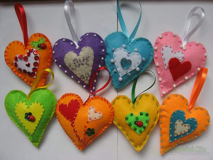 <div style=margin-left:10px><h1>Фетрові валентинки-сердечки</h1><p><a href="/catalog/ukrasheniya/">Прикраси</a> » <a href="/catalog/ukrasheniya/igrushki/">Iграшки</a></p><i class="fa fa-map-marker"></i> Киевская область, Киев<br /><br /><div class="socdata"><script src="//yastatic.net/es5-shims/0.0.2/es5-shims.min.js"></script>
                                            <script src="//yastatic.net/share2/share.js"></script>
                                            <div class="ya-share2" data-services="facebook,gplus,twitter,lj,viber,whatsapp,skype" data-counter=""></div></div>