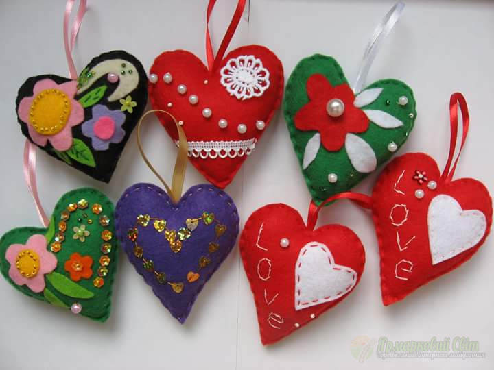 <div style=margin-left:10px><h1>Фетрові валентинки-сердечки</h1><p><a href="/catalog/ukrasheniya/">Прикраси</a> » <a href="/catalog/ukrasheniya/igrushki/">Iграшки</a></p><i class="fa fa-map-marker"></i> Киевская область, Киев<br /><br /><div class="socdata"><script src="//yastatic.net/es5-shims/0.0.2/es5-shims.min.js"></script>
                                            <script src="//yastatic.net/share2/share.js"></script>
                                            <div class="ya-share2" data-services="facebook,gplus,twitter,lj,viber,whatsapp,skype" data-counter=""></div></div>