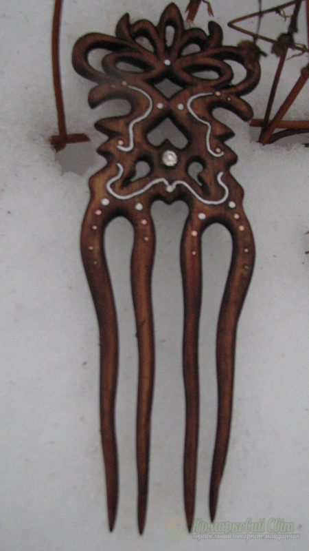 <div style=margin-left:10px><h1>Авторский гребень "Созвездие любви" из красного дерева и инкрустированный мельхиором.</h1><p><a href="/catalog/ukrasheniya/">Прикраси</a> » <a href="/catalog/ukrasheniya/aksessuary/">Аксесуари</a></p><i class="fa fa-map-marker"></i> Киевская область, Киев<br /><br /><div class="socdata"><script src="//yastatic.net/es5-shims/0.0.2/es5-shims.min.js"></script>
                                            <script src="//yastatic.net/share2/share.js"></script>
                                            <div class="ya-share2" data-services="facebook,gplus,twitter,lj,viber,whatsapp,skype" data-counter=""></div></div>