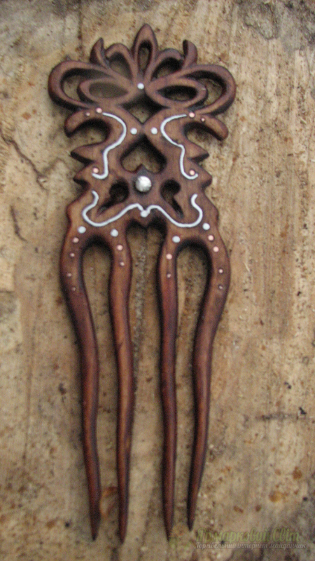 <div style=margin-left:10px><h1>Авторский гребень "Созвездие любви" из красного дерева и инкрустированный мельхиором.</h1><p><a href="/catalog/ukrasheniya/">Прикраси</a> » <a href="/catalog/ukrasheniya/aksessuary/">Аксесуари</a></p><i class="fa fa-map-marker"></i> Киевская область, Киев<br /><br /><div class="socdata"><script src="//yastatic.net/es5-shims/0.0.2/es5-shims.min.js"></script>
                                            <script src="//yastatic.net/share2/share.js"></script>
                                            <div class="ya-share2" data-services="facebook,gplus,twitter,lj,viber,whatsapp,skype" data-counter=""></div></div>