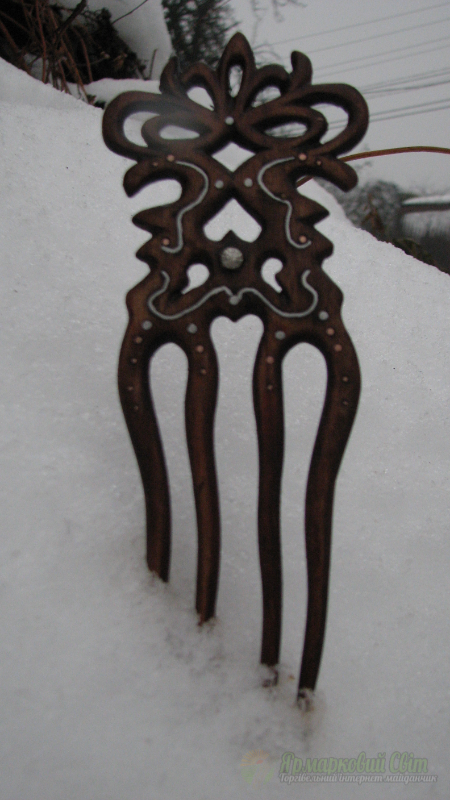 <div style=margin-left:10px><h1>Авторский гребень "Созвездие любви" из красного дерева и инкрустированный мельхиором.</h1><p><a href="/catalog/ukrasheniya/">Прикраси</a> » <a href="/catalog/ukrasheniya/aksessuary/">Аксесуари</a></p><i class="fa fa-map-marker"></i> Киевская область, Киев<br /><br /><div class="socdata"><script src="//yastatic.net/es5-shims/0.0.2/es5-shims.min.js"></script>
                                            <script src="//yastatic.net/share2/share.js"></script>
                                            <div class="ya-share2" data-services="facebook,gplus,twitter,lj,viber,whatsapp,skype" data-counter=""></div></div>