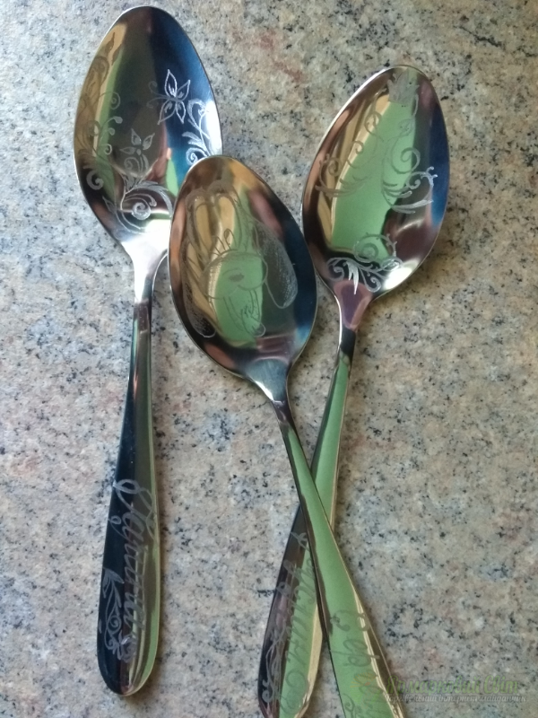 <div style=margin-left:10px><h1>Гравировка ручной роботы</h1><p><a href="/catalog/dekor/">Декор</a> » <a href="/catalog/dekor/posuda/">Посуд</a></p><i class="fa fa-map-marker"></i> Полтавская область, Полтава<br /><br /><div class="socdata"><script src="//yastatic.net/es5-shims/0.0.2/es5-shims.min.js"></script>
                                            <script src="//yastatic.net/share2/share.js"></script>
                                            <div class="ya-share2" data-services="facebook,gplus,twitter,lj,viber,whatsapp,skype" data-counter=""></div></div>