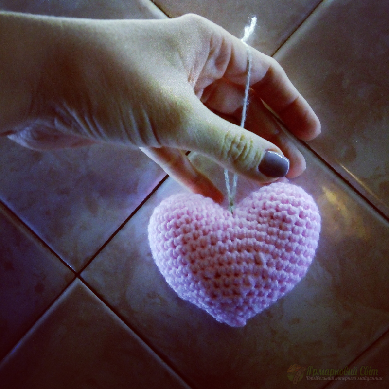 <div style=margin-left:10px><h1>Вязаное сердце, валентинка</h1><p><a href="/catalog/igrushki/">Iграшки</a> » <a href="/catalog/igrushki/myagkie/">М'які</a></p><i class="fa fa-map-marker"></i> Киевская область, Киев<br /><br /><div class="socdata"><script src="//yastatic.net/es5-shims/0.0.2/es5-shims.min.js"></script>
                                            <script src="//yastatic.net/share2/share.js"></script>
                                            <div class="ya-share2" data-services="facebook,gplus,twitter,lj,viber,whatsapp,skype" data-counter=""></div></div>