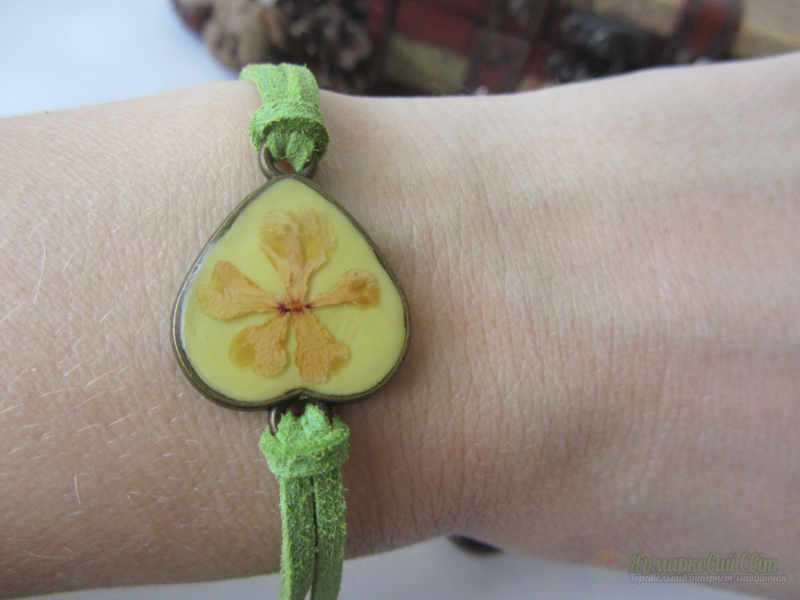 <div style=margin-left:10px><h1>Браслети ручної роботи</h1><p><a href="/catalog/ukrasheniya/">Прикраси</a> » <a href="/catalog/ukrasheniya/aksessuary/">Аксесуари</a></p><i class="fa fa-map-marker"></i> Киевская область, Киев<br /><br /><div class="socdata"><script src="//yastatic.net/es5-shims/0.0.2/es5-shims.min.js"></script>
                                            <script src="//yastatic.net/share2/share.js"></script>
                                            <div class="ya-share2" data-services="facebook,gplus,twitter,lj,viber,whatsapp,skype" data-counter=""></div></div>