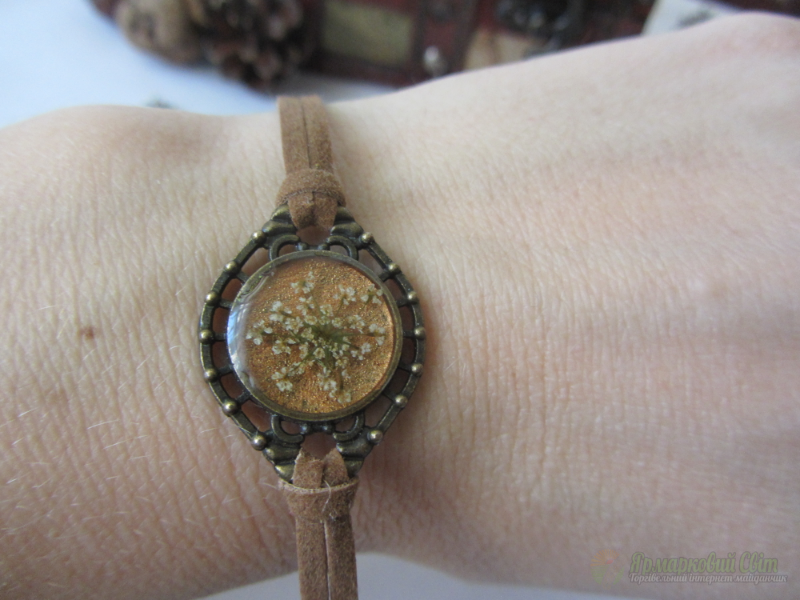 <div style=margin-left:10px><h1>Браслети ручної роботи</h1><p><a href="/catalog/ukrasheniya/">Прикраси</a> » <a href="/catalog/ukrasheniya/aksessuary/">Аксесуари</a></p><i class="fa fa-map-marker"></i> Киевская область, Киев<br /><br /><div class="socdata"><script src="//yastatic.net/es5-shims/0.0.2/es5-shims.min.js"></script>
                                            <script src="//yastatic.net/share2/share.js"></script>
                                            <div class="ya-share2" data-services="facebook,gplus,twitter,lj,viber,whatsapp,skype" data-counter=""></div></div>