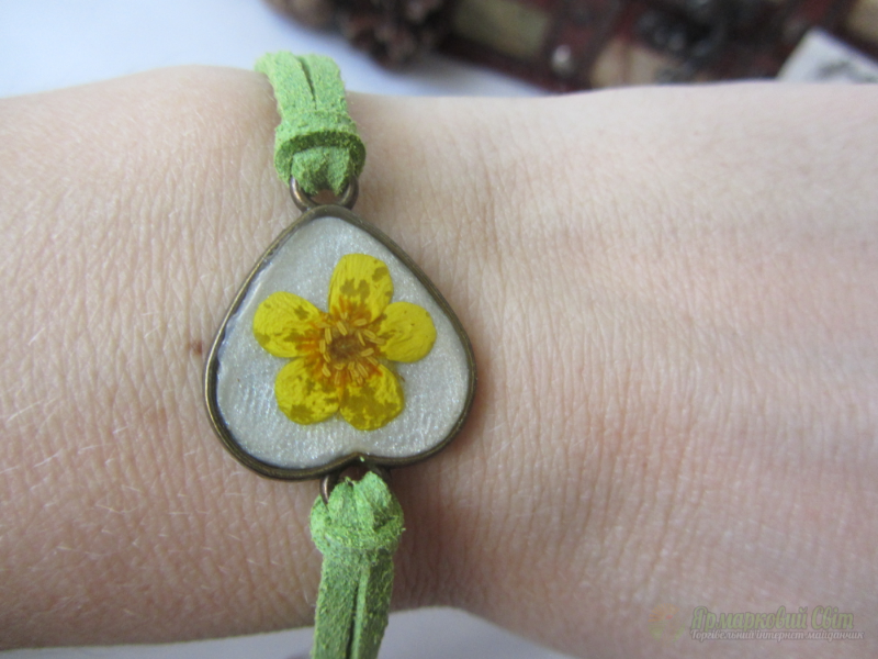 <div style=margin-left:10px><h1>Браслети ручної роботи</h1><p><a href="/catalog/ukrasheniya/">Прикраси</a> » <a href="/catalog/ukrasheniya/aksessuary/">Аксесуари</a></p><i class="fa fa-map-marker"></i> Киевская область, Киев<br /><br /><div class="socdata"><script src="//yastatic.net/es5-shims/0.0.2/es5-shims.min.js"></script>
                                            <script src="//yastatic.net/share2/share.js"></script>
                                            <div class="ya-share2" data-services="facebook,gplus,twitter,lj,viber,whatsapp,skype" data-counter=""></div></div>