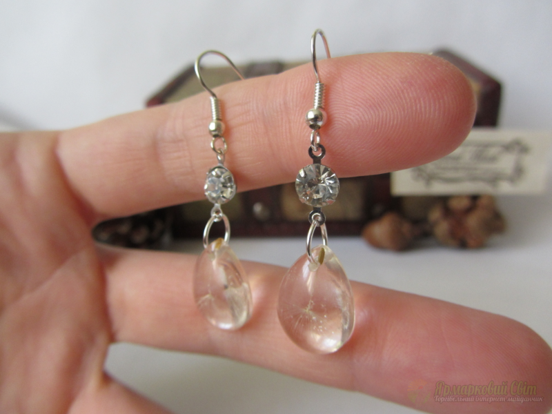 <div style=margin-left:10px><h1>Сережки - подих вітру</h1><p><a href="/catalog/ukrasheniya/">Прикраси</a> » <a href="/catalog/ukrasheniya/aksessuary/">Аксесуари</a></p><i class="fa fa-map-marker"></i> Киевская область, Киев<br /><br /><div class="socdata"><script src="//yastatic.net/es5-shims/0.0.2/es5-shims.min.js"></script>
                                            <script src="//yastatic.net/share2/share.js"></script>
                                            <div class="ya-share2" data-services="facebook,gplus,twitter,lj,viber,whatsapp,skype" data-counter=""></div></div>