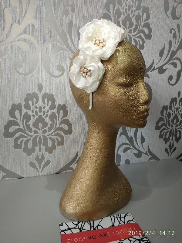 <div style=margin-left:10px><h1>Обруч с цветами эйвори Hair band with flowers</h1><p><a href="/catalog/aksessuary/">Аксесуари</a> » <a href="/catalog/aksessuary/obruchi/">Обручі</a></p><i class="fa fa-map-marker"></i> Винницкая область, Винница<br /><br /><div class="socdata"><script src="//yastatic.net/es5-shims/0.0.2/es5-shims.min.js"></script>
                                            <script src="//yastatic.net/share2/share.js"></script>
                                            <div class="ya-share2" data-services="facebook,gplus,twitter,lj,viber,whatsapp,skype" data-counter=""></div></div>