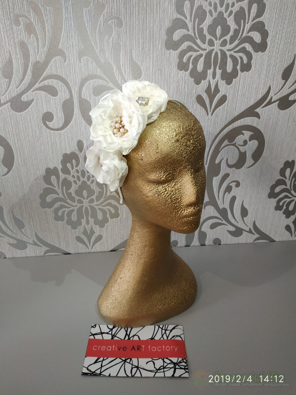 <div style=margin-left:10px><h1>Обруч с цветами эйвори Hair band with flowers</h1><p><a href="/catalog/aksessuary/">Аксесуари</a> » <a href="/catalog/aksessuary/obruchi/">Обручі</a></p><i class="fa fa-map-marker"></i> Винницкая область, Винница<br /><br /><div class="socdata"><script src="//yastatic.net/es5-shims/0.0.2/es5-shims.min.js"></script>
                                            <script src="//yastatic.net/share2/share.js"></script>
                                            <div class="ya-share2" data-services="facebook,gplus,twitter,lj,viber,whatsapp,skype" data-counter=""></div></div>