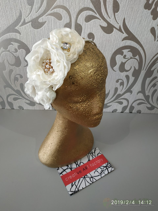 <div style=margin-left:10px><h1>Обруч с цветами эйвори Hair band with flowers</h1><p><a href="/catalog/aksessuary/">Аксесуари</a> » <a href="/catalog/aksessuary/obruchi/">Обручі</a></p><i class="fa fa-map-marker"></i> Винницкая область, Винница<br /><br /><div class="socdata"><script src="//yastatic.net/es5-shims/0.0.2/es5-shims.min.js"></script>
                                            <script src="//yastatic.net/share2/share.js"></script>
                                            <div class="ya-share2" data-services="facebook,gplus,twitter,lj,viber,whatsapp,skype" data-counter=""></div></div>