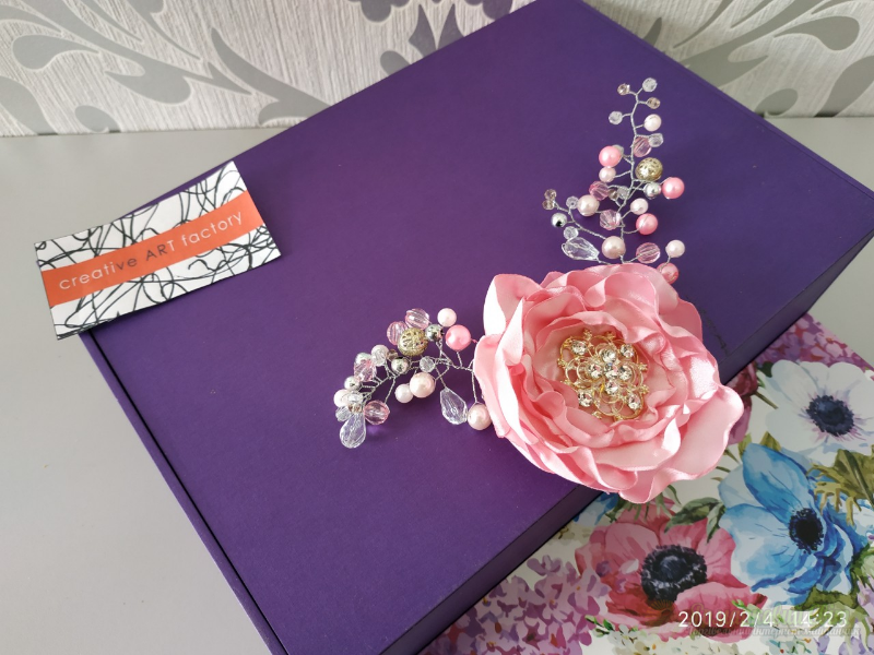 <div style=margin-left:10px><h1>Украшение веточка в прическу. Цветок розовый с бусинами</h1><p><a href="/catalog/aksessuary/">Аксесуари</a> » <a href="/catalog/aksessuary/zakolki--zajimy/">Шпильки, затискачі</a></p><i class="fa fa-map-marker"></i> Винницкая область, Винница<br /><br /><div class="socdata"><script src="//yastatic.net/es5-shims/0.0.2/es5-shims.min.js"></script>
                                            <script src="//yastatic.net/share2/share.js"></script>
                                            <div class="ya-share2" data-services="facebook,gplus,twitter,lj,viber,whatsapp,skype" data-counter=""></div></div>