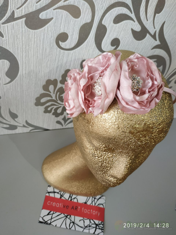 <div style=margin-left:10px><h1>Обруч с цветами из атласа и бусин Hair band with flowers</h1><p><a href="/catalog/aksessuary/">Аксесуари</a> » <a href="/catalog/aksessuary/obruchi/">Обручі</a></p><i class="fa fa-map-marker"></i> Винницкая область, Винница<br /><br /><div class="socdata"><script src="//yastatic.net/es5-shims/0.0.2/es5-shims.min.js"></script>
                                            <script src="//yastatic.net/share2/share.js"></script>
                                            <div class="ya-share2" data-services="facebook,gplus,twitter,lj,viber,whatsapp,skype" data-counter=""></div></div>