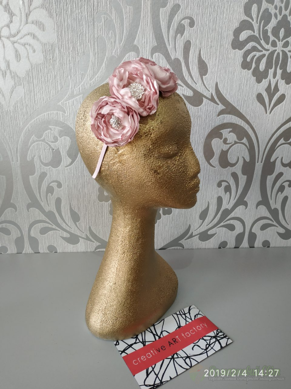 <div style=margin-left:10px><h1>Обруч с цветами из атласа и бусин Hair band with flowers</h1><p><a href="/catalog/aksessuary/">Аксесуари</a> » <a href="/catalog/aksessuary/obruchi/">Обручі</a></p><i class="fa fa-map-marker"></i> Винницкая область, Винница<br /><br /><div class="socdata"><script src="//yastatic.net/es5-shims/0.0.2/es5-shims.min.js"></script>
                                            <script src="//yastatic.net/share2/share.js"></script>
                                            <div class="ya-share2" data-services="facebook,gplus,twitter,lj,viber,whatsapp,skype" data-counter=""></div></div>