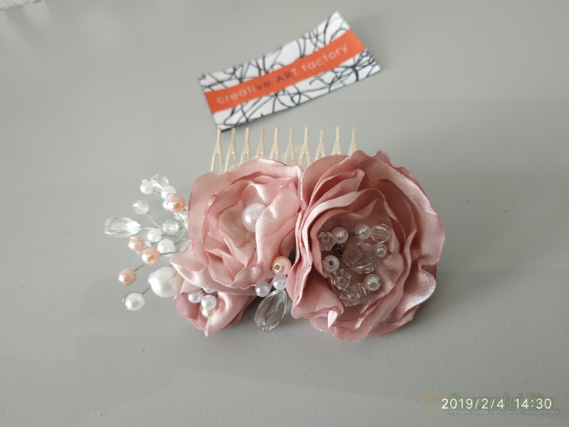 <div style=margin-left:10px><h1>Гребень из цветов и бусин розового цвета в прическу</h1><p><a href="/catalog/aksessuary/">Аксесуари</a> » <a href="/catalog/aksessuary/grebeshki/">Гребінці</a></p><i class="fa fa-map-marker"></i> Винницкая область, Винница<br /><br /><div class="socdata"><script src="//yastatic.net/es5-shims/0.0.2/es5-shims.min.js"></script>
                                            <script src="//yastatic.net/share2/share.js"></script>
                                            <div class="ya-share2" data-services="facebook,gplus,twitter,lj,viber,whatsapp,skype" data-counter=""></div></div>