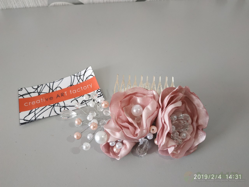 <div style=margin-left:10px><h1>Гребень из цветов и бусин розового цвета в прическу</h1><p><a href="/catalog/aksessuary/">Аксесуари</a> » <a href="/catalog/aksessuary/grebeshki/">Гребінці</a></p><i class="fa fa-map-marker"></i> Винницкая область, Винница<br /><br /><div class="socdata"><script src="//yastatic.net/es5-shims/0.0.2/es5-shims.min.js"></script>
                                            <script src="//yastatic.net/share2/share.js"></script>
                                            <div class="ya-share2" data-services="facebook,gplus,twitter,lj,viber,whatsapp,skype" data-counter=""></div></div>