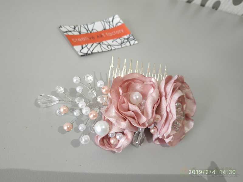 <div style=margin-left:10px><h1>Гребень из цветов и бусин розового цвета в прическу</h1><p><a href="/catalog/aksessuary/">Аксесуари</a> » <a href="/catalog/aksessuary/grebeshki/">Гребінці</a></p><i class="fa fa-map-marker"></i> Винницкая область, Винница<br /><br /><div class="socdata"><script src="//yastatic.net/es5-shims/0.0.2/es5-shims.min.js"></script>
                                            <script src="//yastatic.net/share2/share.js"></script>
                                            <div class="ya-share2" data-services="facebook,gplus,twitter,lj,viber,whatsapp,skype" data-counter=""></div></div>