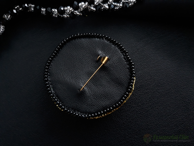 <div style=margin-left:10px><h1>Брошка</h1><p><a href="/catalog/ukrasheniya/">Прикраси</a> » <a href="/catalog/ukrasheniya/aksessuary/">Аксесуари</a></p><i class="fa fa-map-marker"></i> Волынская область, Луцк<br /><br /><div class="socdata"><script src="//yastatic.net/es5-shims/0.0.2/es5-shims.min.js"></script>
                                            <script src="//yastatic.net/share2/share.js"></script>
                                            <div class="ya-share2" data-services="facebook,gplus,twitter,lj,viber,whatsapp,skype" data-counter=""></div></div>