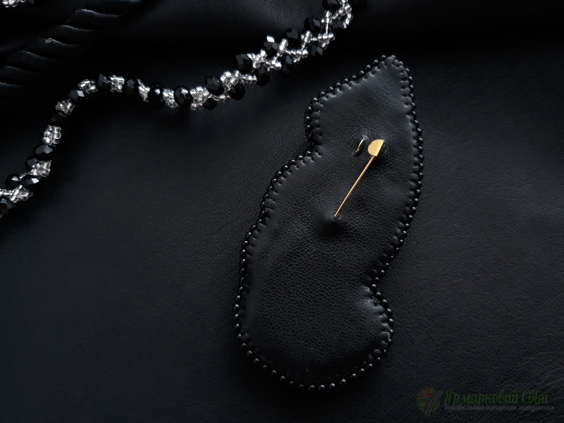 <div style=margin-left:10px><h1>Брошка</h1><p><a href="/catalog/ukrasheniya/">Прикраси</a> » <a href="/catalog/ukrasheniya/aksessuary/">Аксесуари</a></p><i class="fa fa-map-marker"></i> Волынская область, Луцк<br /><br /><div class="socdata"><script src="//yastatic.net/es5-shims/0.0.2/es5-shims.min.js"></script>
                                            <script src="//yastatic.net/share2/share.js"></script>
                                            <div class="ya-share2" data-services="facebook,gplus,twitter,lj,viber,whatsapp,skype" data-counter=""></div></div>