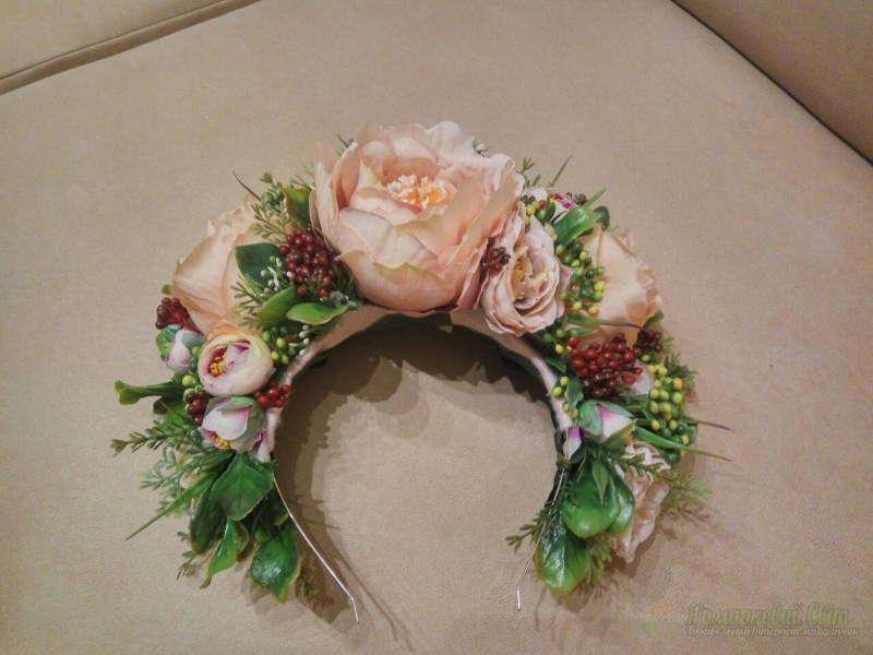 <div style=margin-left:10px><h1>Веночек. Обруч с цветами бежевый бордовый</h1><p><a href="/catalog/ukrasheniya/">Прикраси</a> » <a href="/catalog/ukrasheniya/aksessuary/">Аксесуари</a></p><i class="fa fa-map-marker"></i> Винницкая область, Винница<br /><br /><div class="socdata"><script src="//yastatic.net/es5-shims/0.0.2/es5-shims.min.js"></script>
                                            <script src="//yastatic.net/share2/share.js"></script>
                                            <div class="ya-share2" data-services="facebook,gplus,twitter,lj,viber,whatsapp,skype" data-counter=""></div></div>