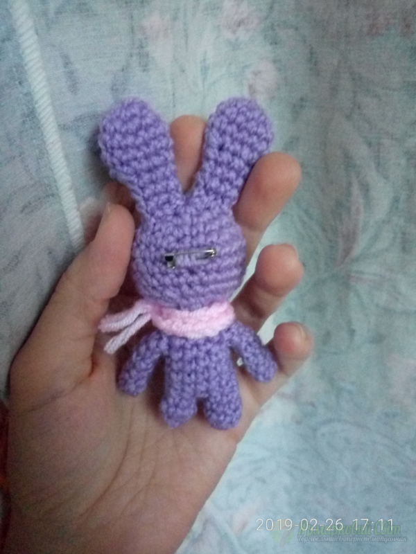 <div style=margin-left:10px><h1>Брошь зайчик</h1><p><a href="/catalog/ukrasheniya/">Прикраси</a> » <a href="/catalog/ukrasheniya/aksessuary/">Аксесуари</a></p><i class="fa fa-map-marker"></i> Киевская область, Киев<br /><br /><div class="socdata"><script src="//yastatic.net/es5-shims/0.0.2/es5-shims.min.js"></script>
                                            <script src="//yastatic.net/share2/share.js"></script>
                                            <div class="ya-share2" data-services="facebook,gplus,twitter,lj,viber,whatsapp,skype" data-counter=""></div></div>