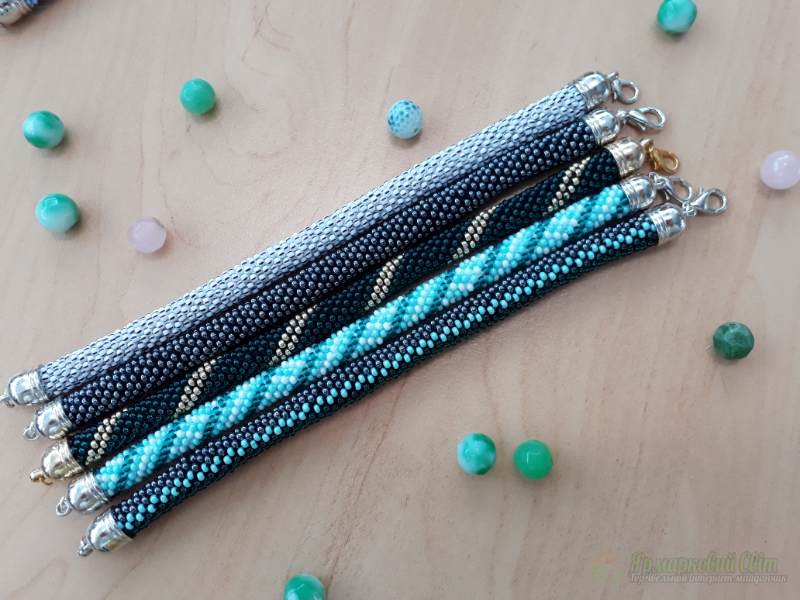 <div style=margin-left:10px><h1>Браслеты из бисера</h1><p><a href="/catalog/ukrasheniya/">Прикраси</a> » <a href="/catalog/ukrasheniya/aksessuary/">Аксесуари</a></p><i class="fa fa-map-marker"></i> Киевская область, Бровары<br /><br /><div class="socdata"><script src="//yastatic.net/es5-shims/0.0.2/es5-shims.min.js"></script>
                                            <script src="//yastatic.net/share2/share.js"></script>
                                            <div class="ya-share2" data-services="facebook,gplus,twitter,lj,viber,whatsapp,skype" data-counter=""></div></div>