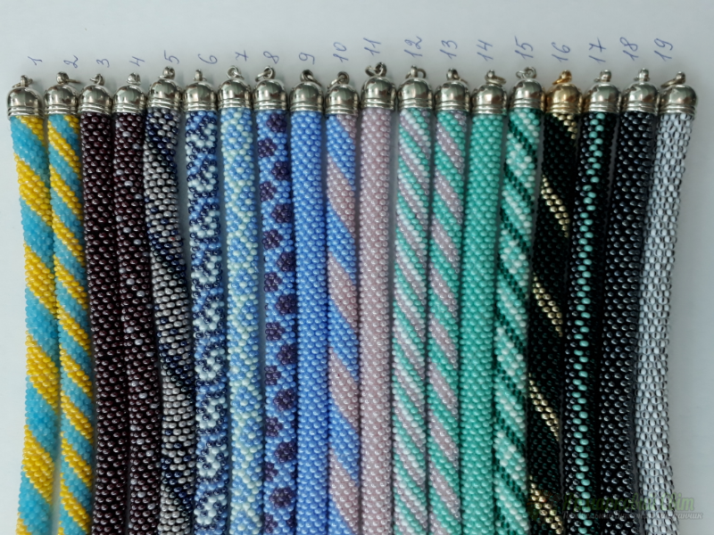 <div style=margin-left:10px><h1>Браслеты из бисера</h1><p><a href="/catalog/ukrasheniya/">Прикраси</a> » <a href="/catalog/ukrasheniya/aksessuary/">Аксесуари</a></p><i class="fa fa-map-marker"></i> Киевская область, Бровары<br /><br /><div class="socdata"><script src="//yastatic.net/es5-shims/0.0.2/es5-shims.min.js"></script>
                                            <script src="//yastatic.net/share2/share.js"></script>
                                            <div class="ya-share2" data-services="facebook,gplus,twitter,lj,viber,whatsapp,skype" data-counter=""></div></div>