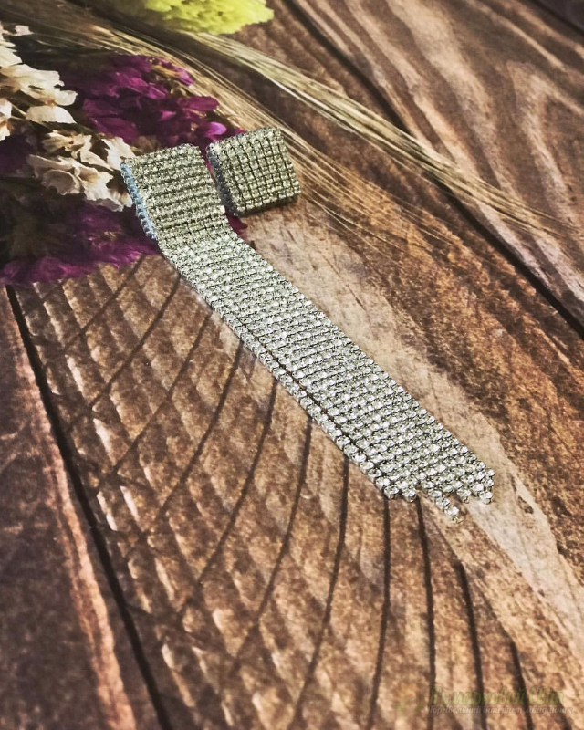 <div style=margin-left:10px><h1>Моносерьга "Праздник" </h1><p><a href="/catalog/ukrasheniya/">Прикраси</a> » <a href="/catalog/ukrasheniya/aksessuary/">Аксесуари</a></p><i class="fa fa-map-marker"></i> Киевская область, Киев<br /><br /><div class="socdata"><script src="//yastatic.net/es5-shims/0.0.2/es5-shims.min.js"></script>
                                            <script src="//yastatic.net/share2/share.js"></script>
                                            <div class="ya-share2" data-services="facebook,gplus,twitter,lj,viber,whatsapp,skype" data-counter=""></div></div>