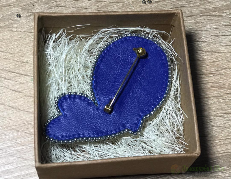 <div style=margin-left:10px><h1>Брошь, брошка ручной работы "Кит"</h1><p><a href="/catalog/ukrasheniya/">Прикраси</a> » <a href="/catalog/ukrasheniya/aksessuary/">Аксесуари</a></p><i class="fa fa-map-marker"></i> Киевская область, Киев<br /><br /><div class="socdata"><script src="//yastatic.net/es5-shims/0.0.2/es5-shims.min.js"></script>
                                            <script src="//yastatic.net/share2/share.js"></script>
                                            <div class="ya-share2" data-services="facebook,gplus,twitter,lj,viber,whatsapp,skype" data-counter=""></div></div>