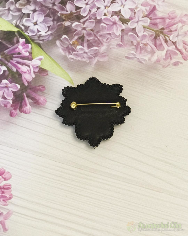 <div style=margin-left:10px><h1>Брошь, брошка, брош-орден ручной работы </h1><p><a href="/catalog/ukrasheniya/">Прикраси</a> » <a href="/catalog/ukrasheniya/aksessuary/">Аксесуари</a></p><i class="fa fa-map-marker"></i> Киевская область, Киев<br /><br /><div class="socdata"><script src="//yastatic.net/es5-shims/0.0.2/es5-shims.min.js"></script>
                                            <script src="//yastatic.net/share2/share.js"></script>
                                            <div class="ya-share2" data-services="facebook,gplus,twitter,lj,viber,whatsapp,skype" data-counter=""></div></div>