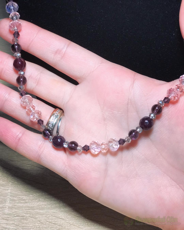 <div style=margin-left:10px><h1>Бусы изготовлены из натурального аметиста и хрусталя</h1><p><a href="/catalog/ukrasheniya/">Прикраси</a> » <a href="/catalog/ukrasheniya/aksessuary/">Аксесуари</a></p><i class="fa fa-map-marker"></i> Киевская область, Киев<br /><br /><div class="socdata"><script src="//yastatic.net/es5-shims/0.0.2/es5-shims.min.js"></script>
                                            <script src="//yastatic.net/share2/share.js"></script>
                                            <div class="ya-share2" data-services="facebook,gplus,twitter,lj,viber,whatsapp,skype" data-counter=""></div></div>