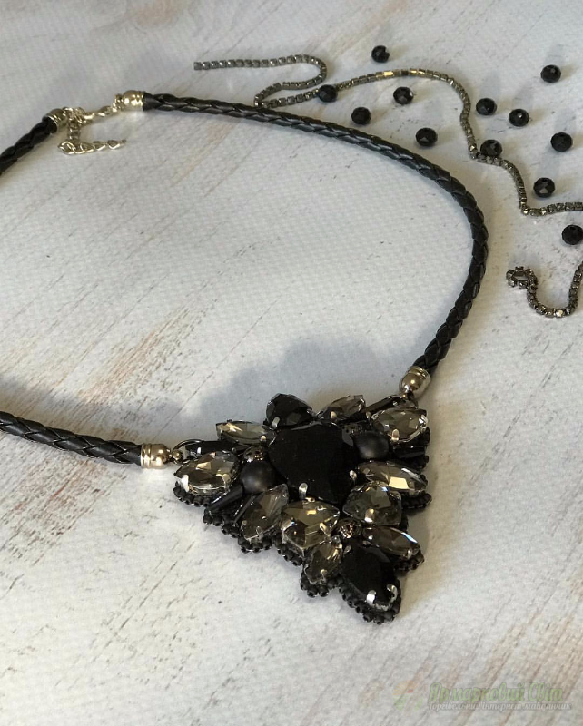 <div style=margin-left:10px><h1>Подвеска «beautiful night»</h1><p><a href="/catalog/bijuteriya/">Біжутерія</a> » <a href="/catalog/bijuteriya/kole--ojerele/">Кольє, намисто</a></p><i class="fa fa-map-marker"></i> Киевская область, Киев<br /><br /><div class="socdata"><script src="//yastatic.net/es5-shims/0.0.2/es5-shims.min.js"></script>
                                            <script src="//yastatic.net/share2/share.js"></script>
                                            <div class="ya-share2" data-services="facebook,gplus,twitter,lj,viber,whatsapp,skype" data-counter=""></div></div>