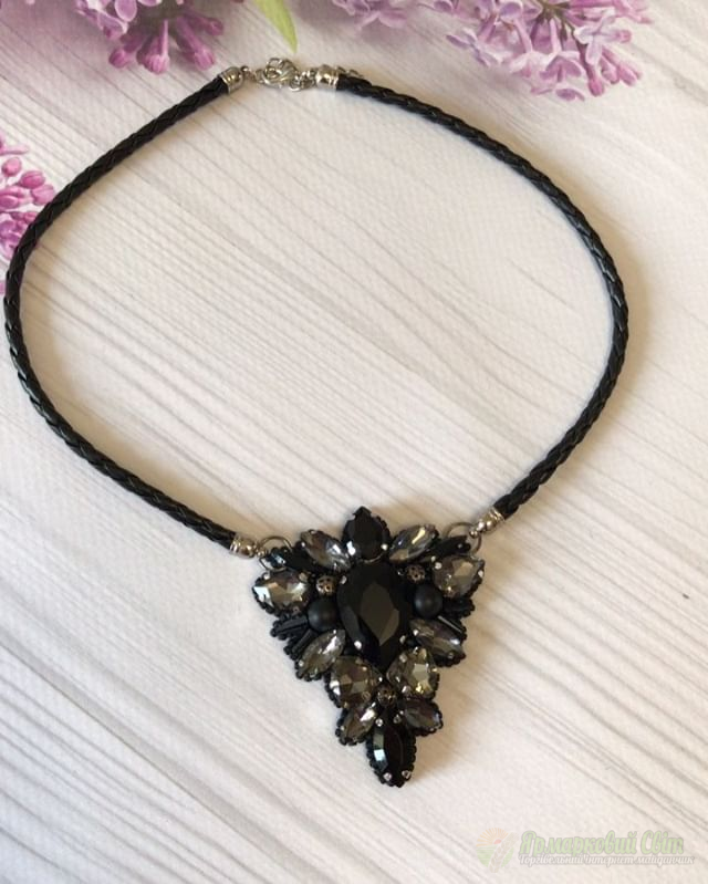 <div style=margin-left:10px><h1>Подвеска «beautiful night»</h1><p><a href="/catalog/bijuteriya/">Біжутерія</a> » <a href="/catalog/bijuteriya/kole--ojerele/">Кольє, намисто</a></p><i class="fa fa-map-marker"></i> Киевская область, Киев<br /><br /><div class="socdata"><script src="//yastatic.net/es5-shims/0.0.2/es5-shims.min.js"></script>
                                            <script src="//yastatic.net/share2/share.js"></script>
                                            <div class="ya-share2" data-services="facebook,gplus,twitter,lj,viber,whatsapp,skype" data-counter=""></div></div>