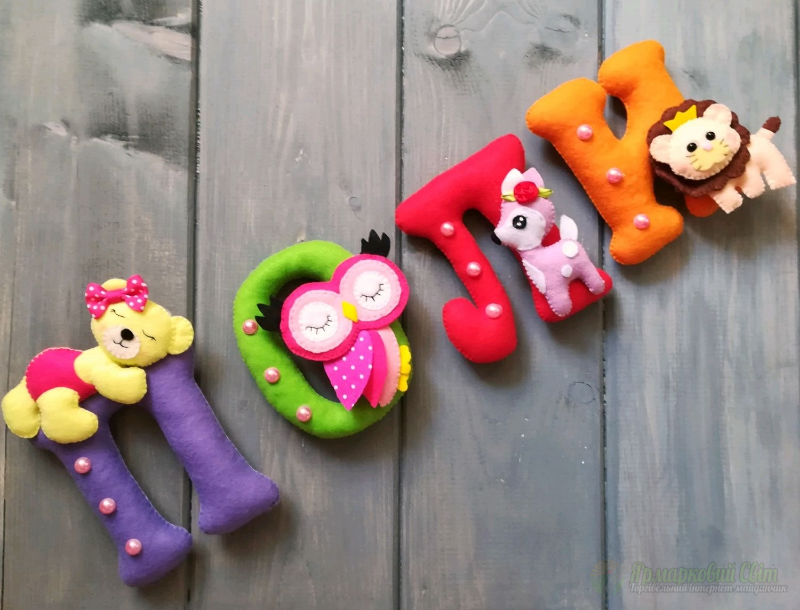 <div style=margin-left:10px><h1>Именная гирлянда </h1><p><a href="/catalog/ukrasheniya/">Прикраси</a> » <a href="/catalog/ukrasheniya/igrushki/">Iграшки</a></p><i class="fa fa-map-marker"></i> Днепропетровская область, Орджоникидзе<br /><br /><div class="socdata"><script src="//yastatic.net/es5-shims/0.0.2/es5-shims.min.js"></script>
                                            <script src="//yastatic.net/share2/share.js"></script>
                                            <div class="ya-share2" data-services="facebook,gplus,twitter,lj,viber,whatsapp,skype" data-counter=""></div></div>