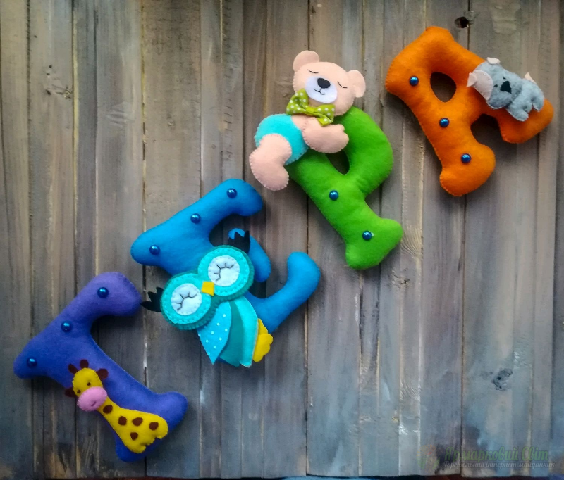 <div style=margin-left:10px><h1>Именная гирлянда </h1><p><a href="/catalog/ukrasheniya/">Прикраси</a> » <a href="/catalog/ukrasheniya/igrushki/">Iграшки</a></p><i class="fa fa-map-marker"></i> Днепропетровская область, Орджоникидзе<br /><br /><div class="socdata"><script src="//yastatic.net/es5-shims/0.0.2/es5-shims.min.js"></script>
                                            <script src="//yastatic.net/share2/share.js"></script>
                                            <div class="ya-share2" data-services="facebook,gplus,twitter,lj,viber,whatsapp,skype" data-counter=""></div></div>