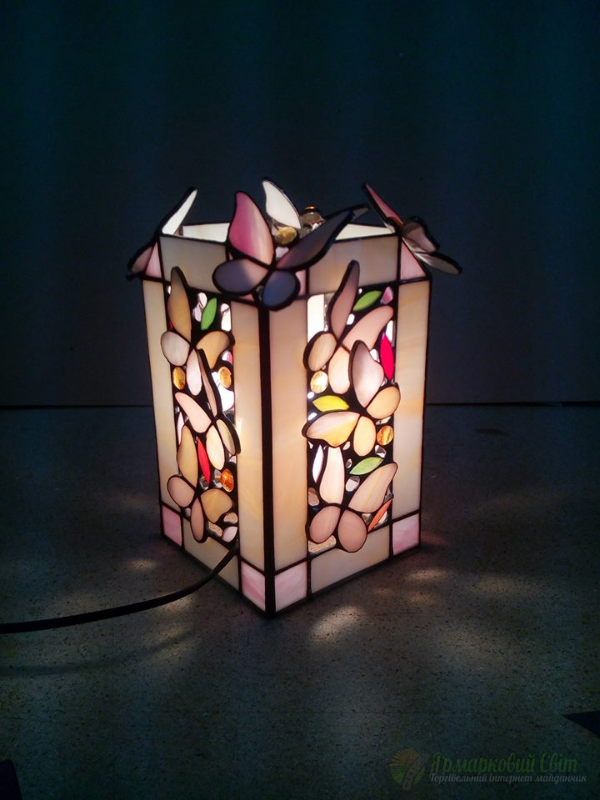 <div style=margin-left:10px><h1>Ночник "Бабочки"</h1><p><a href="/catalog/dekor/">Декор</a> » <a href="/catalog/dekor/drugoe/">Iнше</a></p><i class="fa fa-map-marker"></i> Сумская область, Сумы<br /><br /><div class="socdata"><script src="//yastatic.net/es5-shims/0.0.2/es5-shims.min.js"></script>
                                            <script src="//yastatic.net/share2/share.js"></script>
                                            <div class="ya-share2" data-services="facebook,gplus,twitter,lj,viber,whatsapp,skype" data-counter=""></div></div>