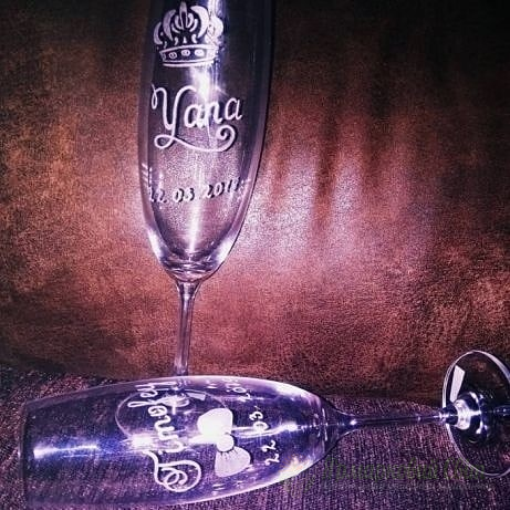 <div style=margin-left:10px><h1>Бокалы свадебные</h1><p><a href="/catalog/kartiny/">Картини</a> » <a href="/catalog/kartiny/na-stekle/">На склі</a></p><i class="fa fa-map-marker"></i> Полтавская область, Полтава<br /><br /><div class="socdata"><script src="//yastatic.net/es5-shims/0.0.2/es5-shims.min.js"></script>
                                            <script src="//yastatic.net/share2/share.js"></script>
                                            <div class="ya-share2" data-services="facebook,gplus,twitter,lj,viber,whatsapp,skype" data-counter=""></div></div>