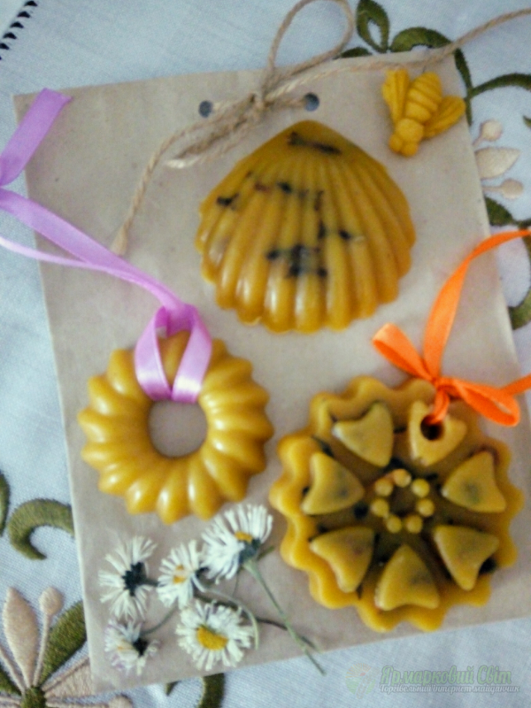 <div style=margin-left:10px><h1>Воскові свічки та саше</h1><p><a href="/catalog/dekor/">Декор</a> » <a href="/catalog/dekor/svechi/">Свічки</a></p><i class="fa fa-map-marker"></i> Хмельницкая область, Красилов<br /><br /><div class="socdata"><script src="//yastatic.net/es5-shims/0.0.2/es5-shims.min.js"></script>
                                            <script src="//yastatic.net/share2/share.js"></script>
                                            <div class="ya-share2" data-services="facebook,gplus,twitter,lj,viber,whatsapp,skype" data-counter=""></div></div>