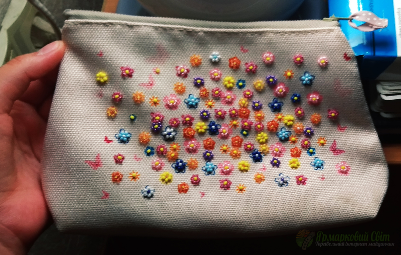 <div style=margin-left:10px><h1>Косметичка бисером</h1><p><a href="/catalog/podarki--suveniry/">Подарунки, сувеніри</a> » <a href="/catalog/podarki--suveniry/podarki/">Подарунки</a></p><i class="fa fa-map-marker"></i> Луганская область, Рубежное<br /><br /><div class="socdata"><script src="//yastatic.net/es5-shims/0.0.2/es5-shims.min.js"></script>
                                            <script src="//yastatic.net/share2/share.js"></script>
                                            <div class="ya-share2" data-services="facebook,gplus,twitter,lj,viber,whatsapp,skype" data-counter=""></div></div>