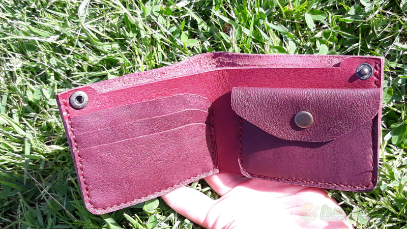 <div style=margin-left:10px><h1>шкіряний гаманець</h1><p><a href="/catalog/ukrasheniya/">Прикраси</a> » <a href="/catalog/ukrasheniya/aksessuary/">Аксесуари</a></p><i class="fa fa-map-marker"></i> Киевская область, Киев<br /><br /><div class="socdata"><script src="//yastatic.net/es5-shims/0.0.2/es5-shims.min.js"></script>
                                            <script src="//yastatic.net/share2/share.js"></script>
                                            <div class="ya-share2" data-services="facebook,gplus,twitter,lj,viber,whatsapp,skype" data-counter=""></div></div>