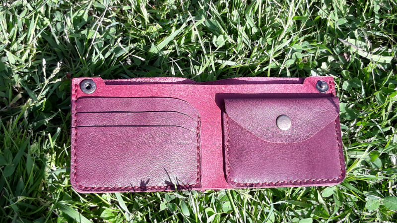 <div style=margin-left:10px><h1>шкіряний гаманець</h1><p><a href="/catalog/ukrasheniya/">Прикраси</a> » <a href="/catalog/ukrasheniya/aksessuary/">Аксесуари</a></p><i class="fa fa-map-marker"></i> Киевская область, Киев<br /><br /><div class="socdata"><script src="//yastatic.net/es5-shims/0.0.2/es5-shims.min.js"></script>
                                            <script src="//yastatic.net/share2/share.js"></script>
                                            <div class="ya-share2" data-services="facebook,gplus,twitter,lj,viber,whatsapp,skype" data-counter=""></div></div>