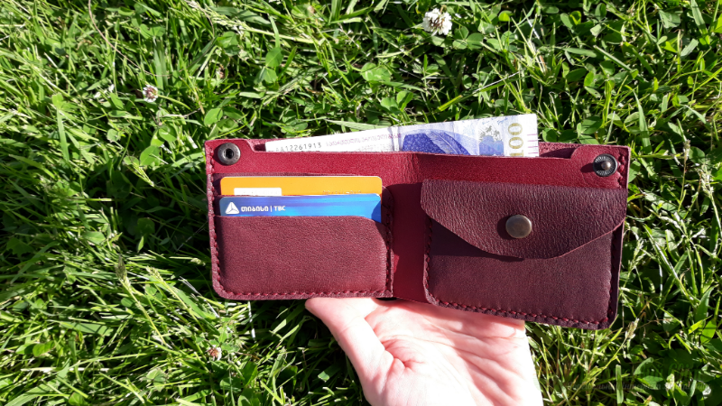 <div style=margin-left:10px><h1>шкіряний гаманець</h1><p><a href="/catalog/ukrasheniya/">Прикраси</a> » <a href="/catalog/ukrasheniya/aksessuary/">Аксесуари</a></p><i class="fa fa-map-marker"></i> Киевская область, Киев<br /><br /><div class="socdata"><script src="//yastatic.net/es5-shims/0.0.2/es5-shims.min.js"></script>
                                            <script src="//yastatic.net/share2/share.js"></script>
                                            <div class="ya-share2" data-services="facebook,gplus,twitter,lj,viber,whatsapp,skype" data-counter=""></div></div>