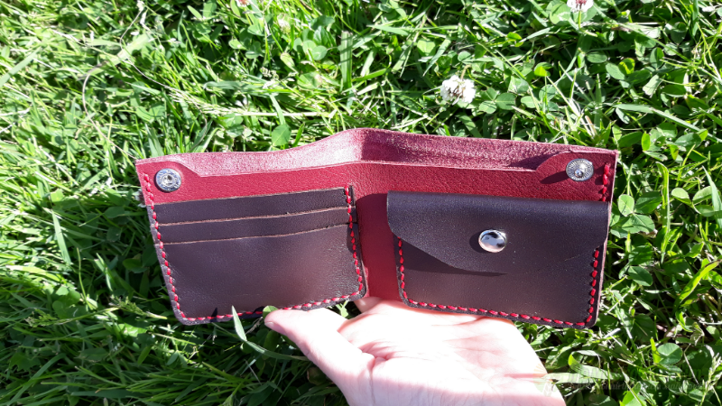 <div style=margin-left:10px><h1>Шкіряний гаманець</h1><p><a href="/catalog/ukrasheniya/">Прикраси</a> » <a href="/catalog/ukrasheniya/aksessuary/">Аксесуари</a></p><i class="fa fa-map-marker"></i> Киевская область, Киев<br /><br /><div class="socdata"><script src="//yastatic.net/es5-shims/0.0.2/es5-shims.min.js"></script>
                                            <script src="//yastatic.net/share2/share.js"></script>
                                            <div class="ya-share2" data-services="facebook,gplus,twitter,lj,viber,whatsapp,skype" data-counter=""></div></div>