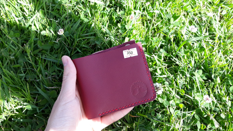 <div style=margin-left:10px><h1>Шкіряний гаманець</h1><p><a href="/catalog/ukrasheniya/">Прикраси</a> » <a href="/catalog/ukrasheniya/aksessuary/">Аксесуари</a></p><i class="fa fa-map-marker"></i> Киевская область, Киев<br /><br /><div class="socdata"><script src="//yastatic.net/es5-shims/0.0.2/es5-shims.min.js"></script>
                                            <script src="//yastatic.net/share2/share.js"></script>
                                            <div class="ya-share2" data-services="facebook,gplus,twitter,lj,viber,whatsapp,skype" data-counter=""></div></div>