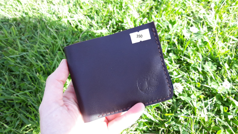 <div style=margin-left:10px><h1>шкіряний гаманець</h1><p><a href="/catalog/ukrasheniya/">Прикраси</a> » <a href="/catalog/ukrasheniya/aksessuary/">Аксесуари</a></p><i class="fa fa-map-marker"></i> Киевская область, Киев<br /><br /><div class="socdata"><script src="//yastatic.net/es5-shims/0.0.2/es5-shims.min.js"></script>
                                            <script src="//yastatic.net/share2/share.js"></script>
                                            <div class="ya-share2" data-services="facebook,gplus,twitter,lj,viber,whatsapp,skype" data-counter=""></div></div>