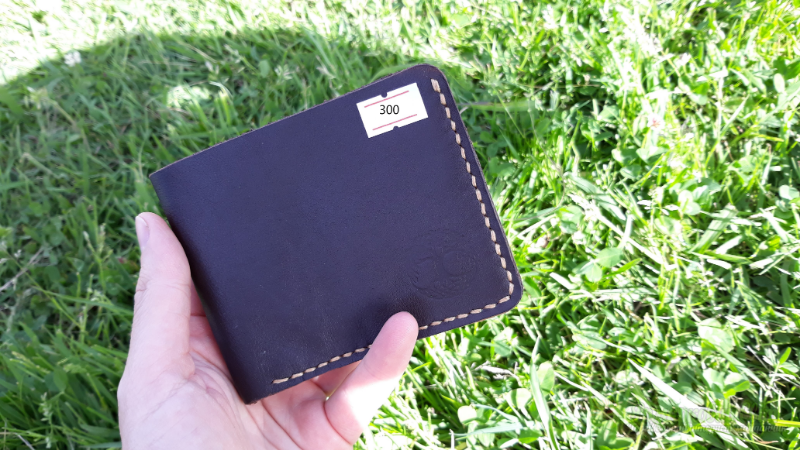 <div style=margin-left:10px><h1>Шкіряний гаманець</h1><p><a href="/catalog/ukrasheniya/">Прикраси</a> » <a href="/catalog/ukrasheniya/aksessuary/">Аксесуари</a></p><i class="fa fa-map-marker"></i> Киевская область, Киев<br /><br /><div class="socdata"><script src="//yastatic.net/es5-shims/0.0.2/es5-shims.min.js"></script>
                                            <script src="//yastatic.net/share2/share.js"></script>
                                            <div class="ya-share2" data-services="facebook,gplus,twitter,lj,viber,whatsapp,skype" data-counter=""></div></div>