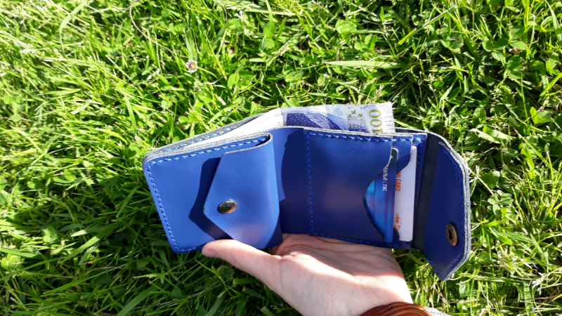 <div style=margin-left:10px><h1>шкіряний гаманець</h1><p><a href="/catalog/ukrasheniya/">Прикраси</a> » <a href="/catalog/ukrasheniya/aksessuary/">Аксесуари</a></p><i class="fa fa-map-marker"></i> Киевская область, Киев<br /><br /><div class="socdata"><script src="//yastatic.net/es5-shims/0.0.2/es5-shims.min.js"></script>
                                            <script src="//yastatic.net/share2/share.js"></script>
                                            <div class="ya-share2" data-services="facebook,gplus,twitter,lj,viber,whatsapp,skype" data-counter=""></div></div>