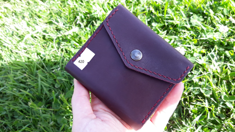 <div style=margin-left:10px><h1>Шкіряний гаманець</h1><p><a href="/catalog/ukrasheniya/">Прикраси</a> » <a href="/catalog/ukrasheniya/aksessuary/">Аксесуари</a></p><i class="fa fa-map-marker"></i> Киевская область, Киев<br /><br /><div class="socdata"><script src="//yastatic.net/es5-shims/0.0.2/es5-shims.min.js"></script>
                                            <script src="//yastatic.net/share2/share.js"></script>
                                            <div class="ya-share2" data-services="facebook,gplus,twitter,lj,viber,whatsapp,skype" data-counter=""></div></div>