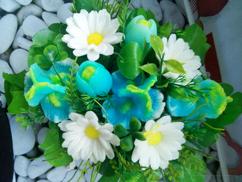 <div style=margin-left:10px><h1>Букет из мыла "Полянка"</h1><p><a href="/catalog/ukrasheniya/">Прикраси</a> » <a href="/catalog/ukrasheniya/podarki/">Подарунки</a></p><i class="fa fa-map-marker"></i> Запорожская область, Запорожье<br /><br /><div class="socdata"><script src="//yastatic.net/es5-shims/0.0.2/es5-shims.min.js"></script>
                                            <script src="//yastatic.net/share2/share.js"></script>
                                            <div class="ya-share2" data-services="facebook,gplus,twitter,lj,viber,whatsapp,skype" data-counter=""></div></div>