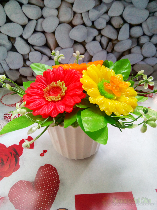 <div style=margin-left:10px><h1>Букет из мыла "Герберы"</h1><p><a href="/catalog/podarki--suveniry/">Подарунки, сувеніри</a> » <a href="/catalog/podarki--suveniry/mylo/">Мило</a></p><i class="fa fa-map-marker"></i> Запорожская область, Запорожье<br /><br /><div class="socdata"><script src="//yastatic.net/es5-shims/0.0.2/es5-shims.min.js"></script>
                                            <script src="//yastatic.net/share2/share.js"></script>
                                            <div class="ya-share2" data-services="facebook,gplus,twitter,lj,viber,whatsapp,skype" data-counter=""></div></div>